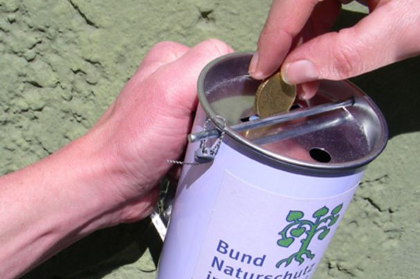 Sammeldose abgeschnitten BN mit-Haenden-mit-Geld 72dpi Woerner 2012 Bund-Naturschutz-Freising